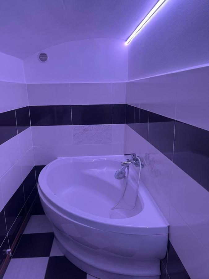 Apartman V Rodinnem Dome Jaroměř Esterno foto